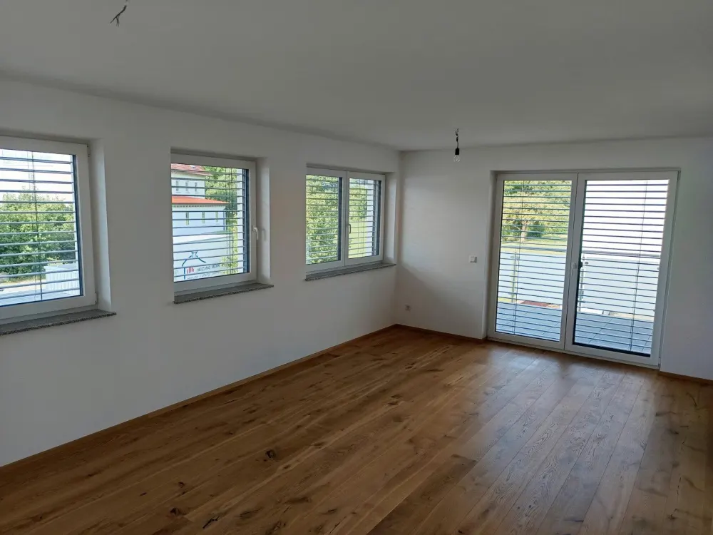 شقة جديدة مشرقة مكونة من 3.5 غرف في الطابق الأول (منزل لعائلتين)