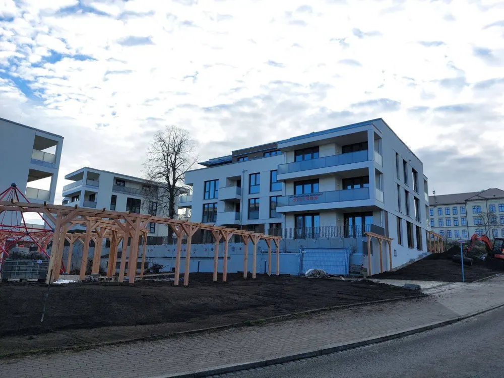 4 Zimmer mit 2 Bädern und 2 Balkonen