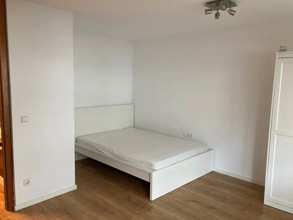 Helle 1,5 Zimmer Wohnung mit großem Balkon