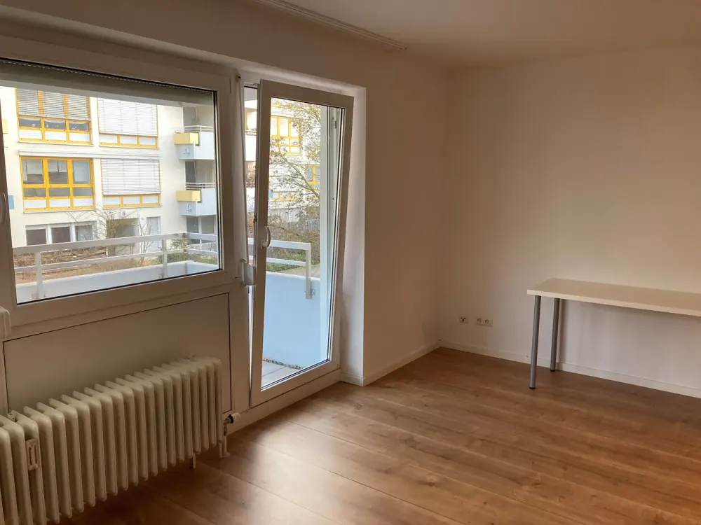 Helle 1,5 Zimmer Wohnung mit großem Balkon