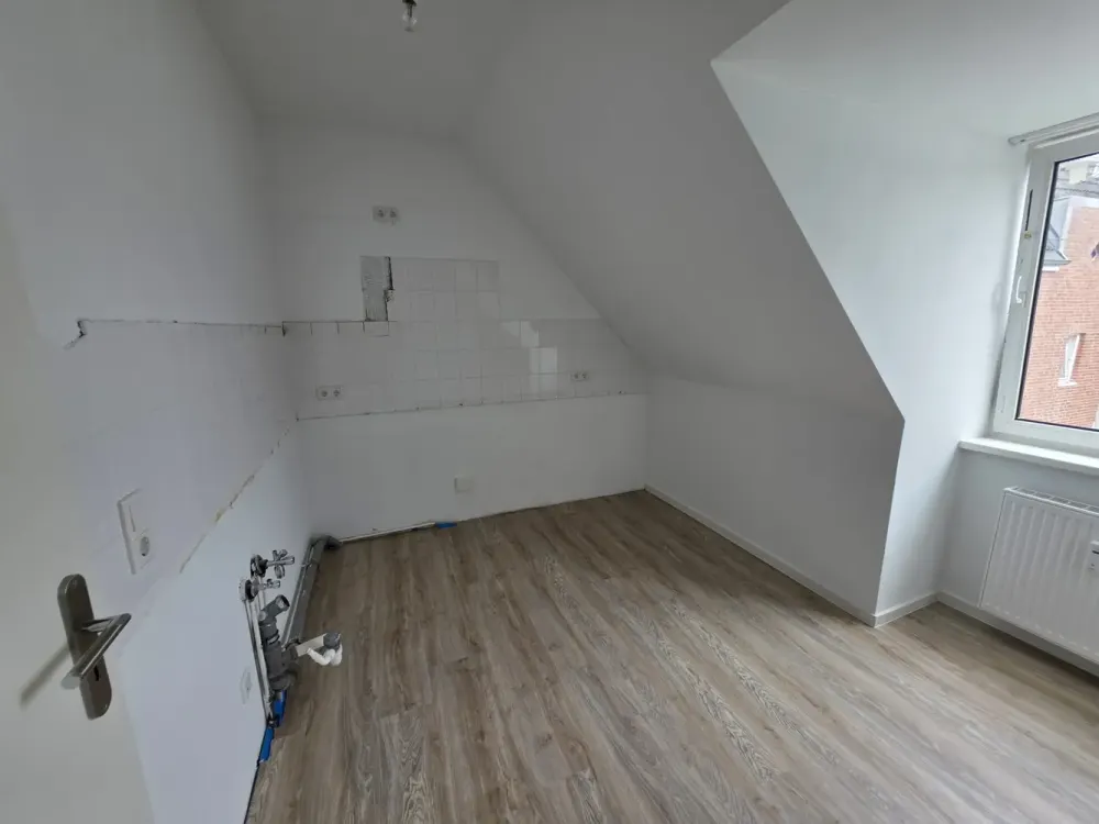 Teilsanierte 4-Zimmerwohnung mit Balkon in Eidelstedt