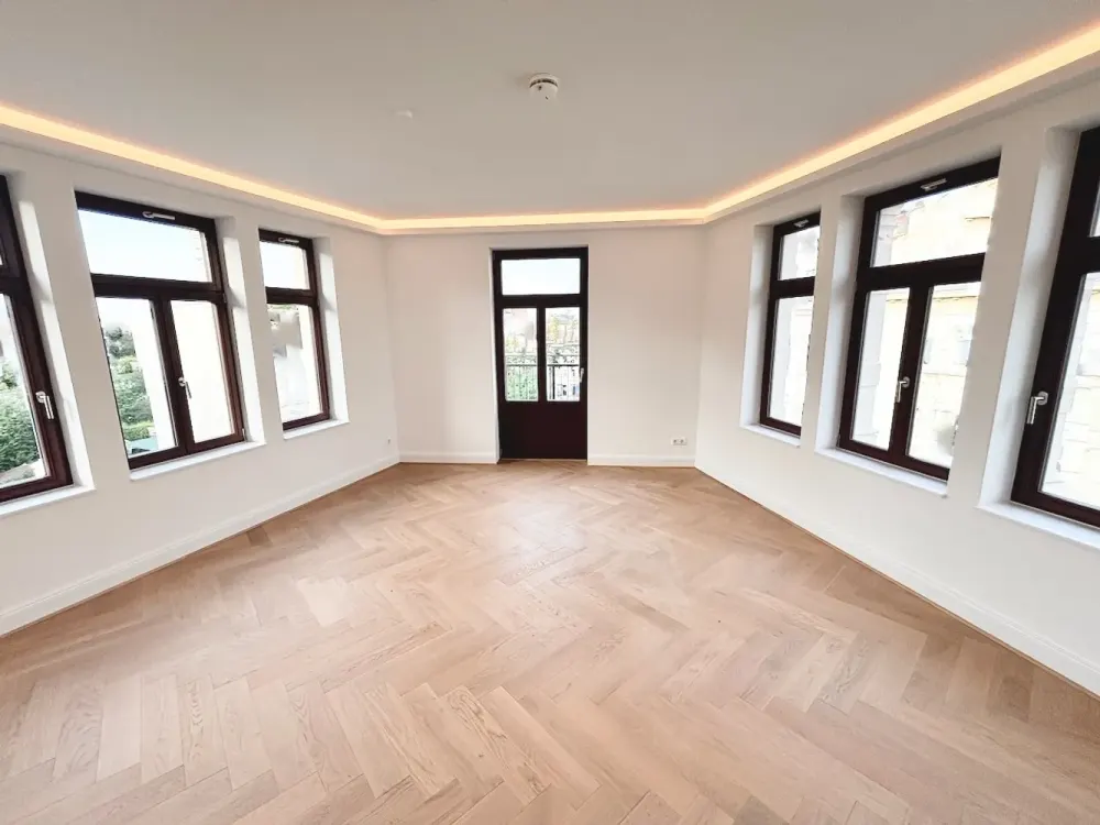 أنيق! + أول سكن مع مصعد + باركيه + تدفئة أرضية + حوض استحمام ودش + إضاءة LED + شرفة