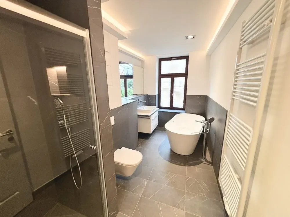 أنيق! + أول سكن مع مصعد + باركيه + تدفئة أرضية + حوض استحمام ودش + إضاءة LED + شرفة
