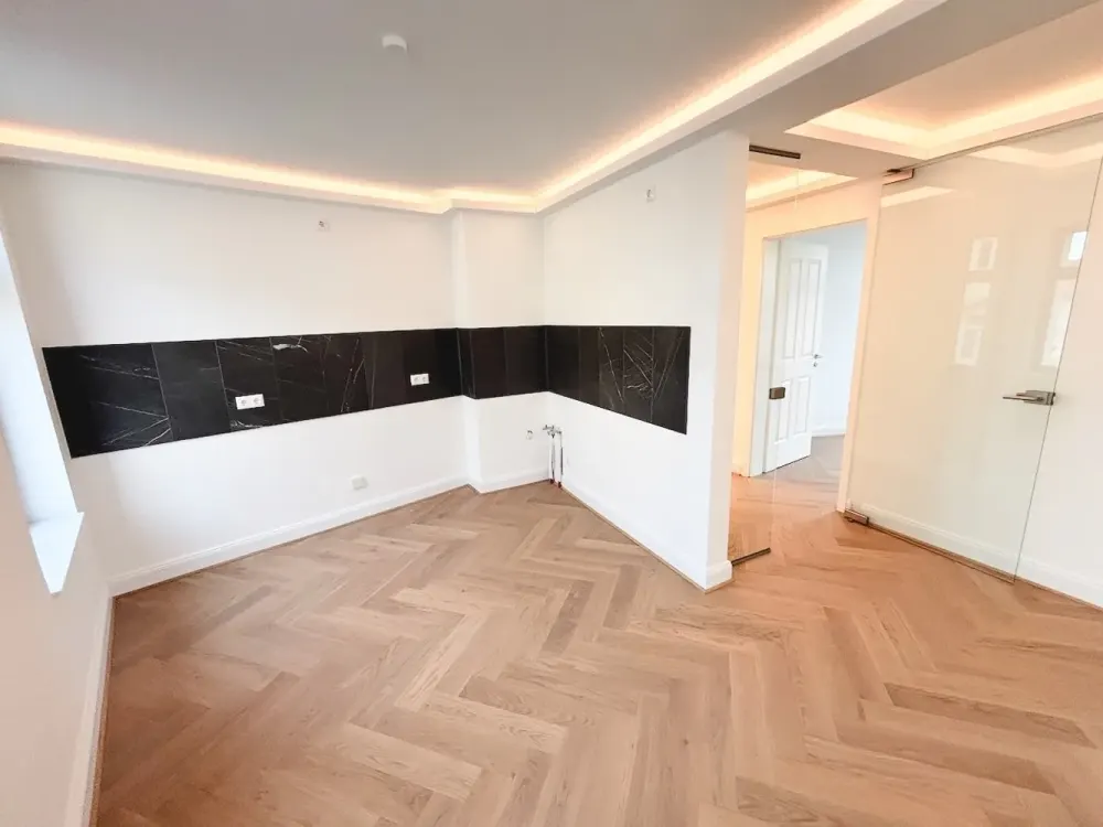 أنيق! + أول سكن مع مصعد + باركيه + تدفئة أرضية + حوض استحمام ودش + إضاءة LED + شرفة
