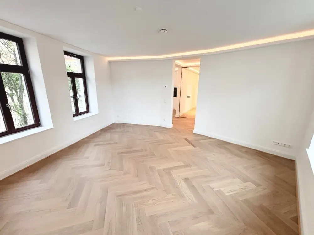 أنيق! + أول سكن مع مصعد + باركيه + تدفئة أرضية + حوض استحمام ودش + إضاءة LED + شرفة