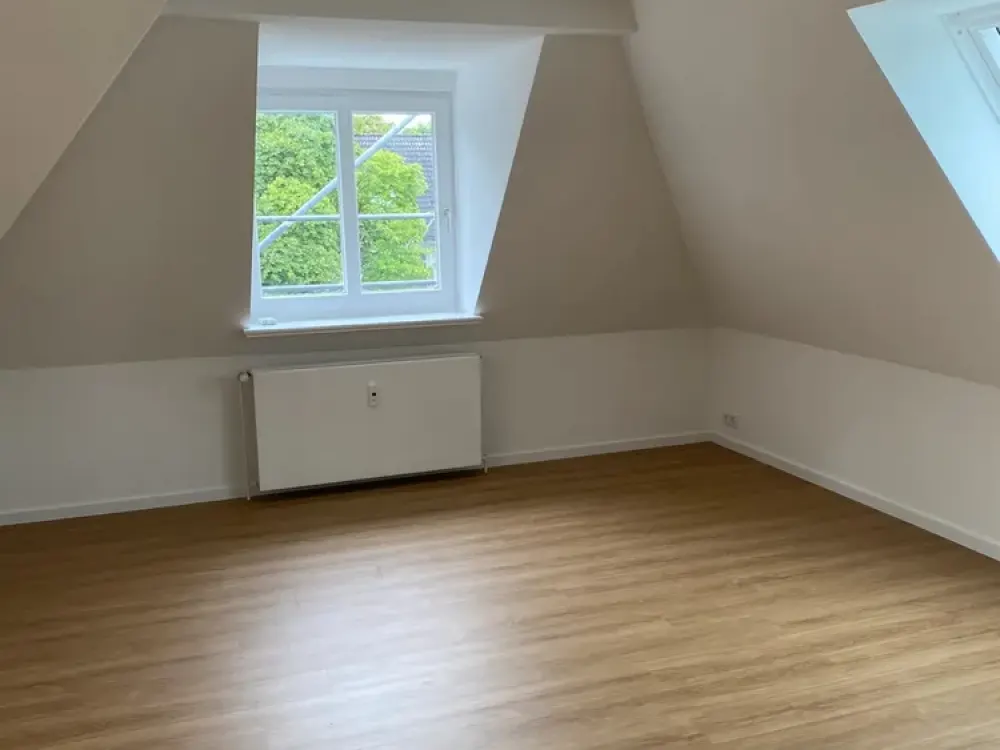 Erstbezug nach Sanierung: Leben im Dachgeschoss einer Jugendstilvilla in Hamburg Othmarschen