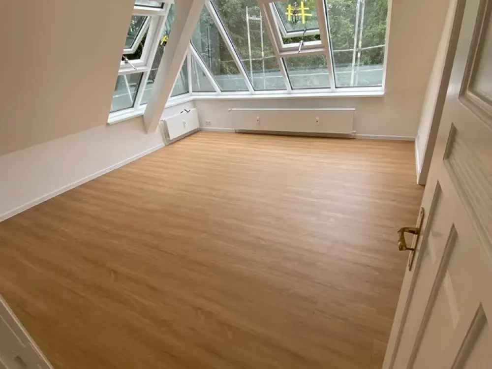 Erstbezug nach Sanierung: Leben im Dachgeschoss einer Jugendstilvilla in Hamburg Othmarschen