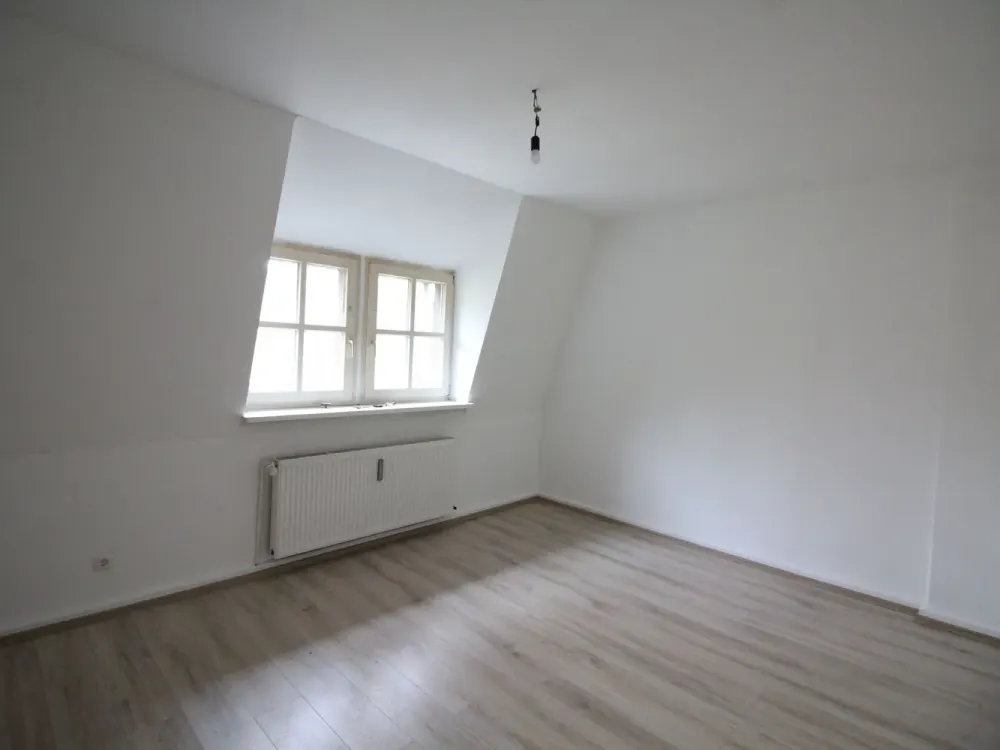 renovierte Dachgeschosswohnung ab sofort anzumieten!