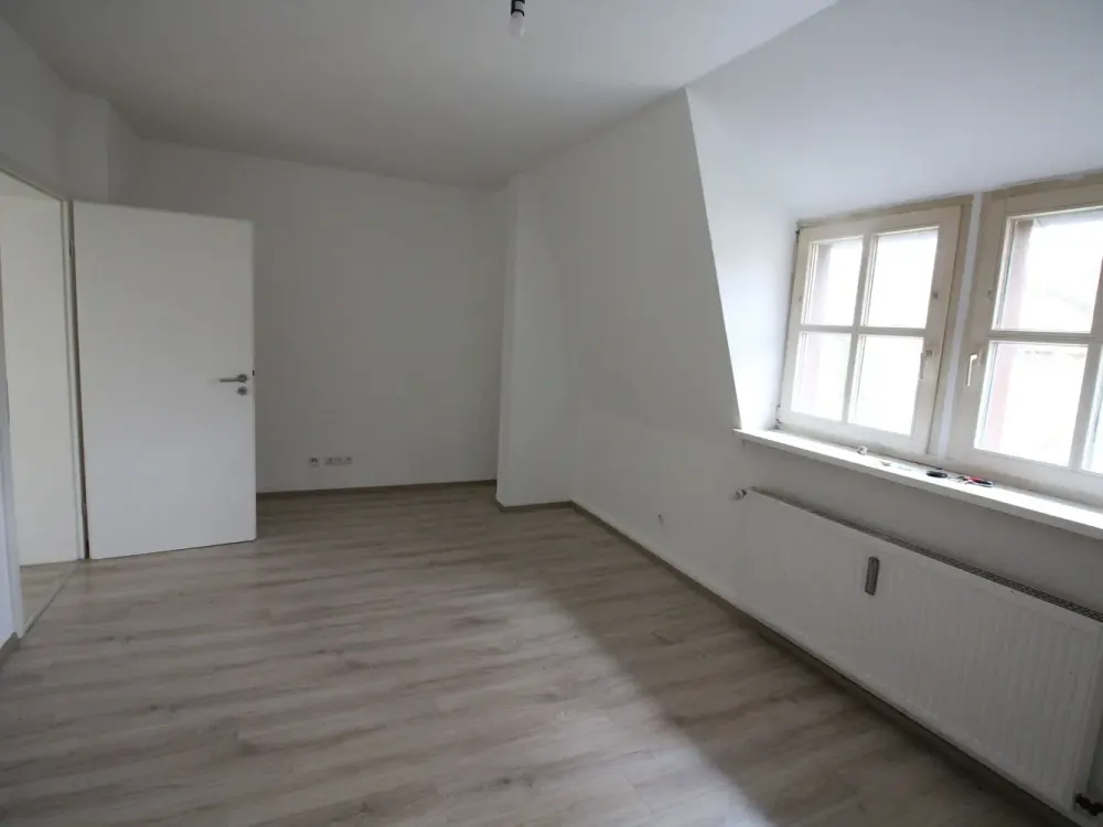 renovierte Dachgeschosswohnung ab sofort anzumieten!