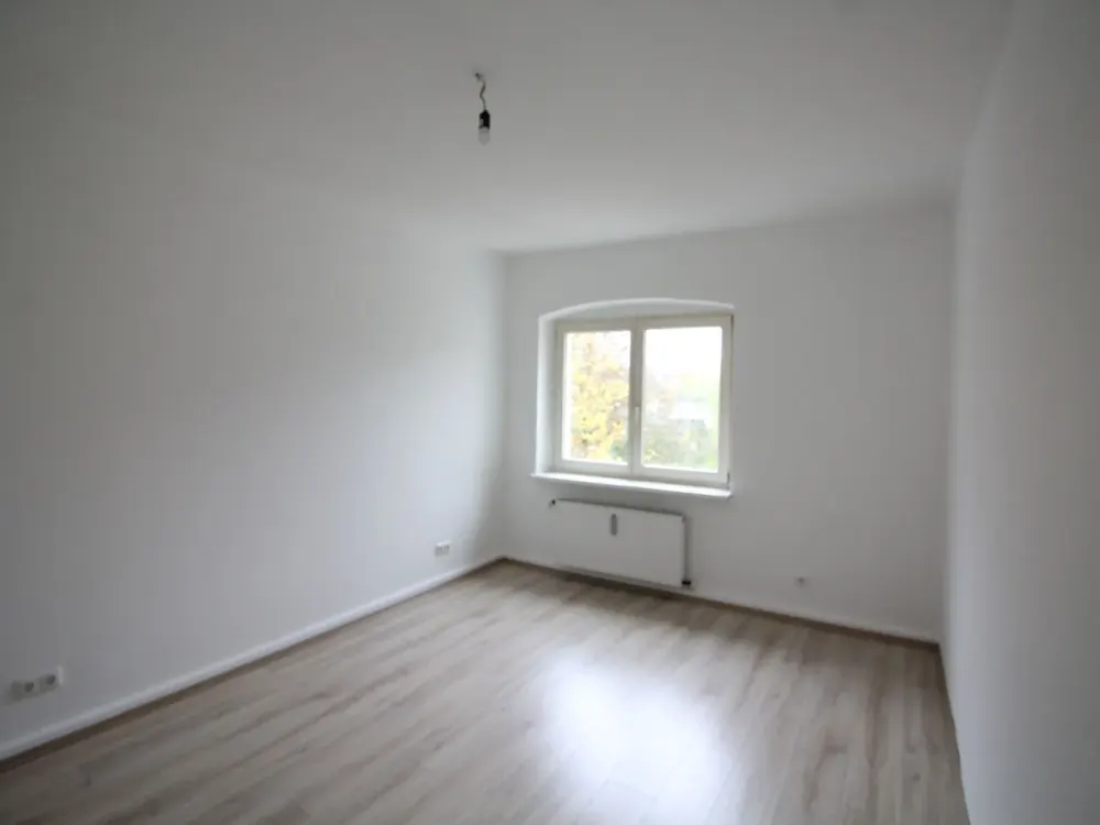 renovierte Dachgeschosswohnung ab sofort anzumieten!