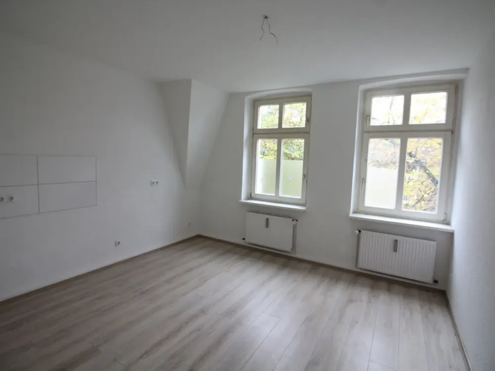 renovierte Dachgeschosswohnung ab sofort anzumieten!