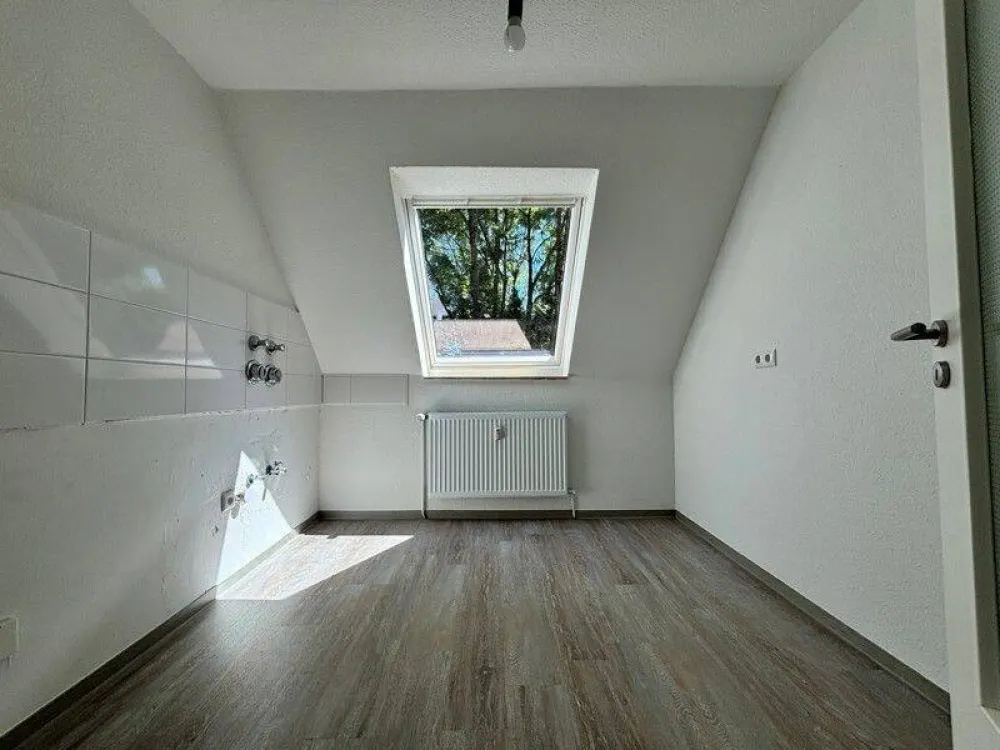 FRISCH renovierte 3-Zimmer Dachgeschosswohnung in wunscherschöner Siedlung