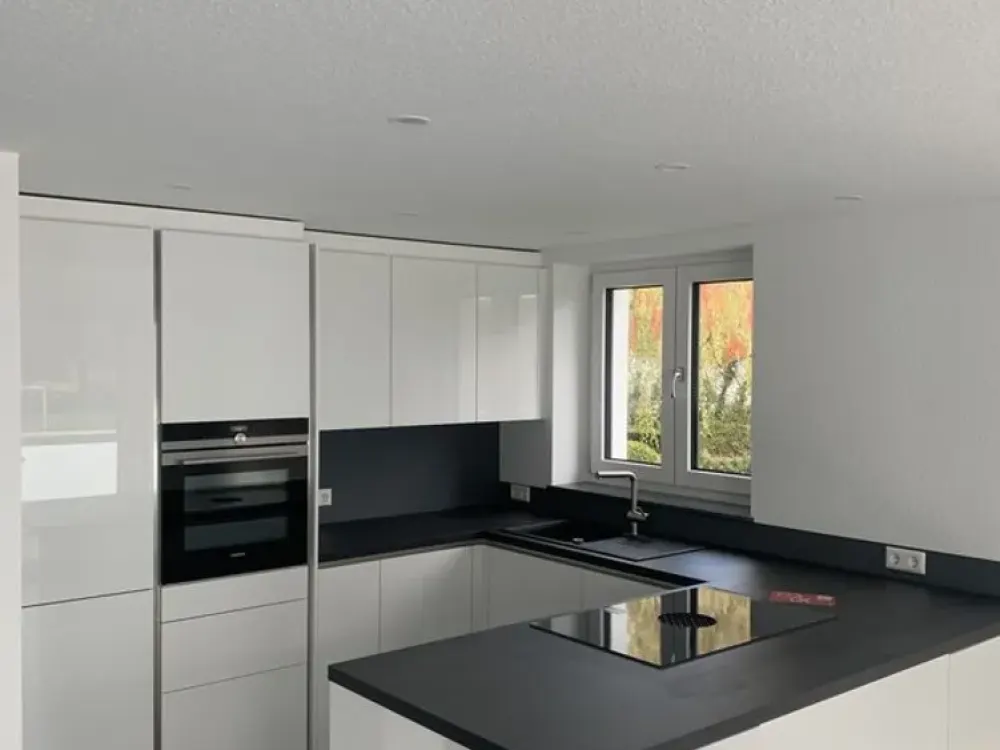 Moderne 3 1/2-Zimmer-Hochparterre-Wohnung mit Balkon und EBK