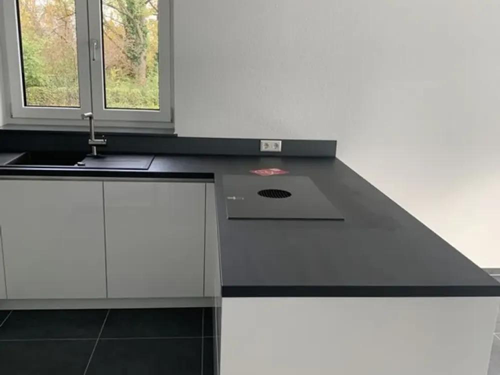 Moderne 3 1/2-Zimmer-Hochparterre-Wohnung mit Balkon und EBK
