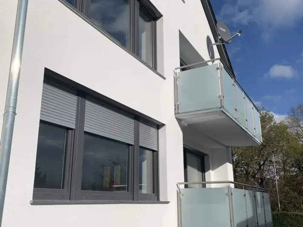 Moderne 3 1/2-Zimmer-Hochparterre-Wohnung mit Balkon und EBK