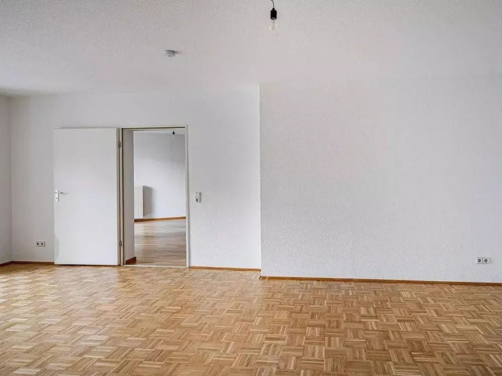 Frisch renoviert: Großzügige 140 m² Etagenwohnung mit Süd-Balkon, Parkett, Duschbad & TG-Stellplatz