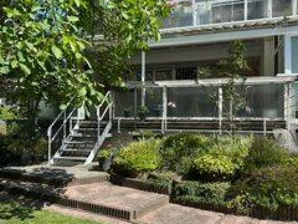 Großflächige 3 Zi.-Garten- Terrassenwohnung, Wohnkü., EBK, Kamin