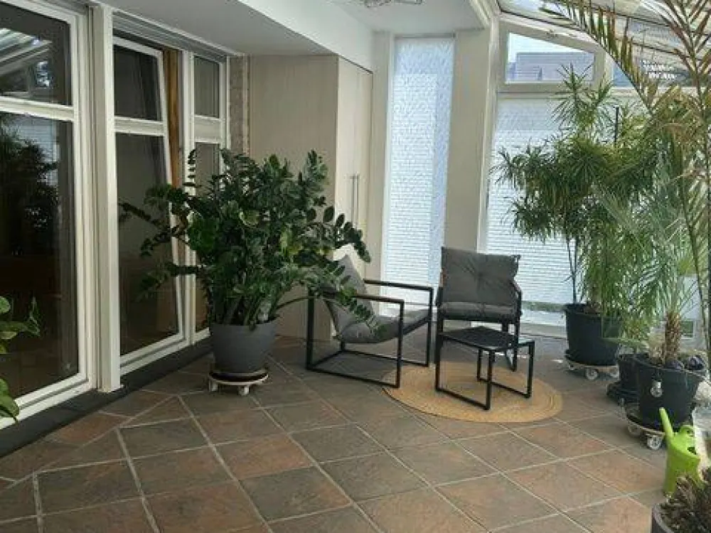 Großflächige 3 Zi.-Garten- Terrassenwohnung, Wohnkü., EBK, Kamin