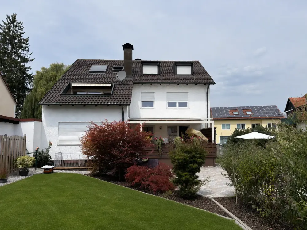 Großzügige, teilweise renovierte 3-Zimmer-Wohnung mit Süd-Loggia in bester Lage von Karlsfeld