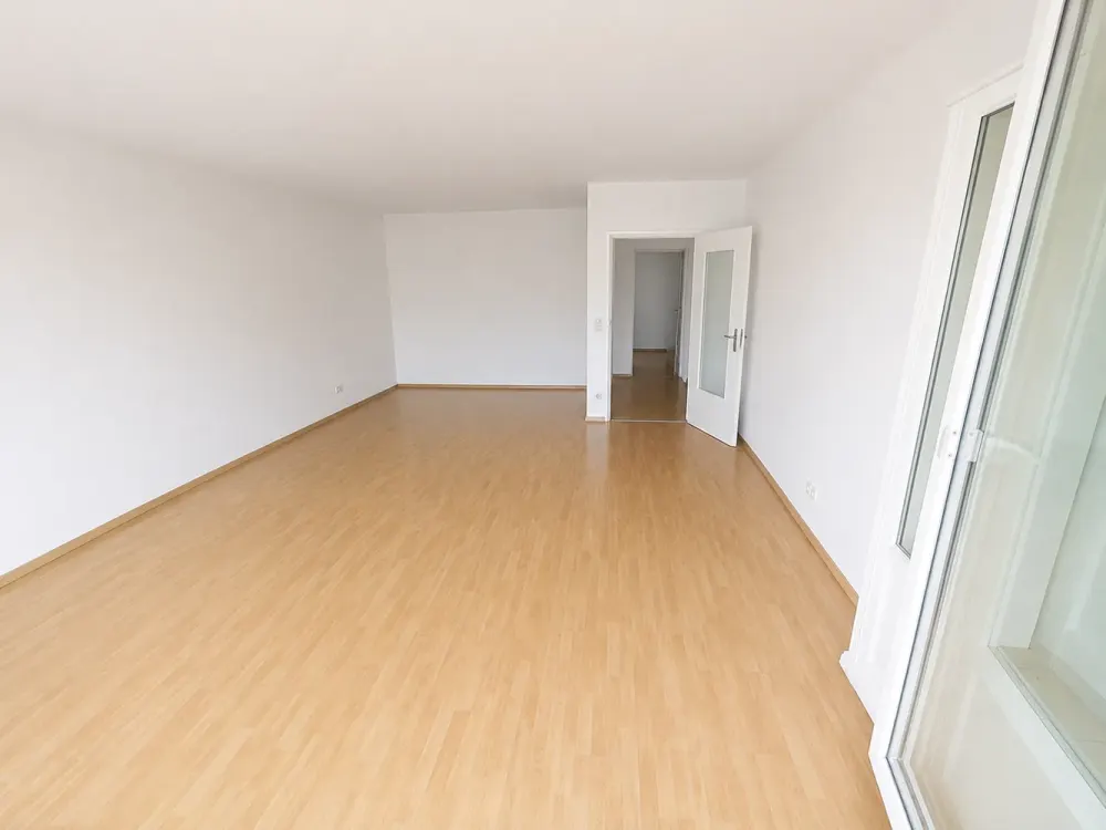 Großzügige, teilweise renovierte 3-Zimmer-Wohnung mit Süd-Loggia in bester Lage von Karlsfeld
