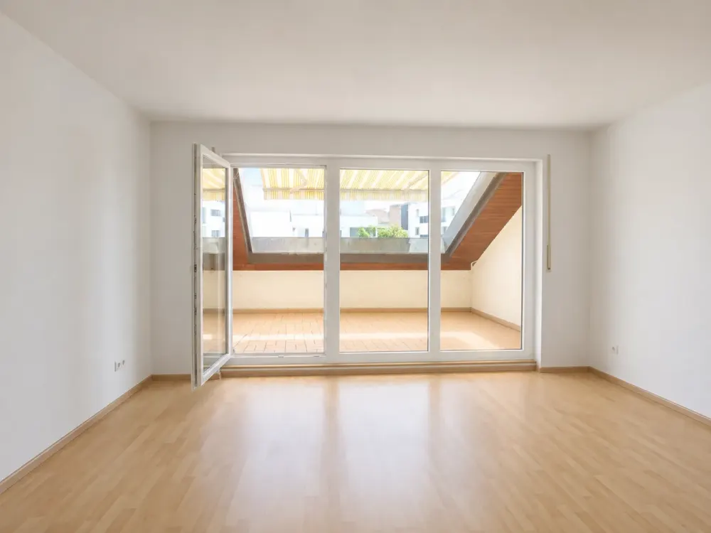 Großzügige, teilweise renovierte 3-Zimmer-Wohnung mit Süd-Loggia in bester Lage von Karlsfeld