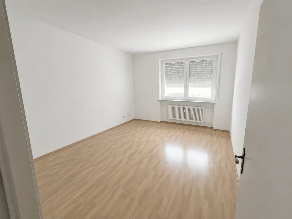 Großzügige, teilweise renovierte 3-Zimmer-Wohnung mit Süd-Loggia in bester Lage von Karlsfeld