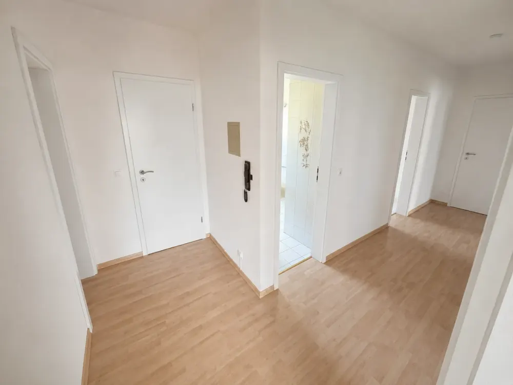 Großzügige, teilweise renovierte 3-Zimmer-Wohnung mit Süd-Loggia in bester Lage von Karlsfeld