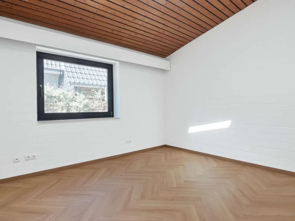 Stylish 3-Room Apartment with Terrace, Fitted Kitchen, Large Cellar and Parking Space in Achim-Uesen