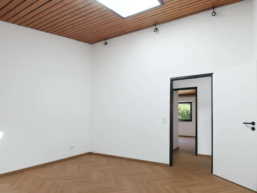 Stylish 3-Room Apartment with Terrace, Fitted Kitchen, Large Cellar and Parking Space in Achim-Uesen