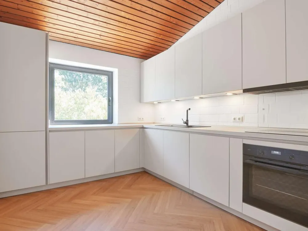 Stylish 3-Room Apartment with Terrace, Fitted Kitchen, Large Cellar and Parking Space in Achim-Uesen