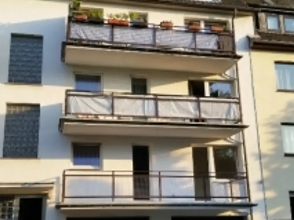 Kölner Süden, sanierte- renovierte 2 Zi. Etagenwhg. mit Balkon + Einbauküche + Gartenmitbenutzung