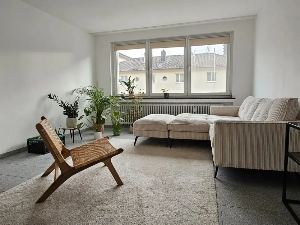 Kölner Süden, sanierte- renovierte 2 Zi. Etagenwhg. mit Balkon + Einbauküche + Gartenmitbenutzung