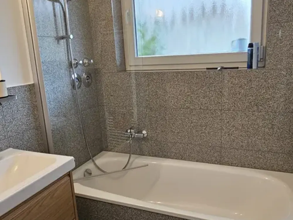 Kölner Süden, sanierte- renovierte 2 Zi. Etagenwhg. mit Balkon + Einbauküche + Gartenmitbenutzung