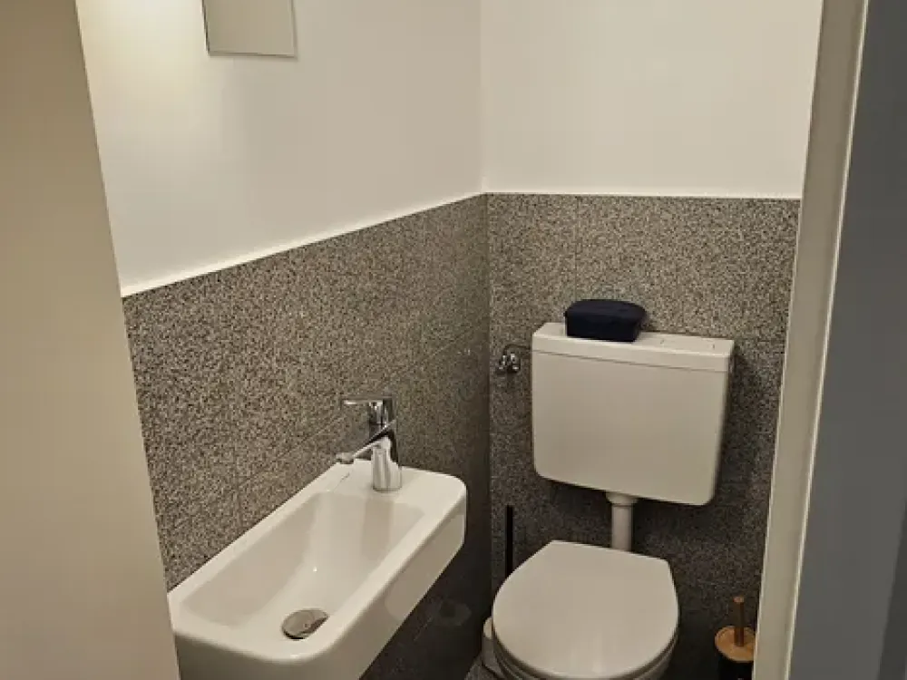 Kölner Süden, sanierte- renovierte 2 Zi. Etagenwhg. mit Balkon + Einbauküche + Gartenmitbenutzung