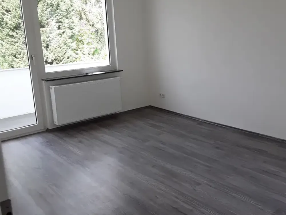 Sanierte Wohnung mit zwei Zimmern sowie Balkon und Einbauküche in Düsseldorf
