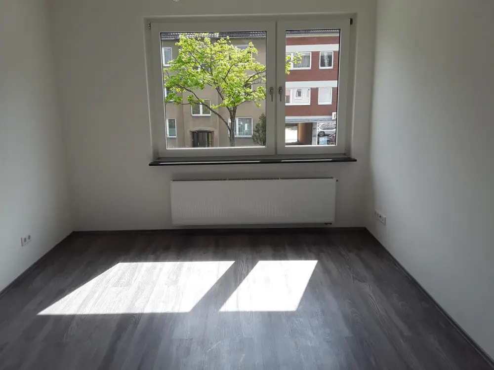 Sanierte Wohnung mit zwei Zimmern sowie Balkon und Einbauküche in Düsseldorf