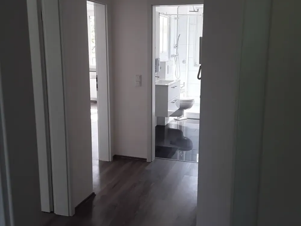 Sanierte Wohnung mit zwei Zimmern sowie Balkon und Einbauküche in Düsseldorf