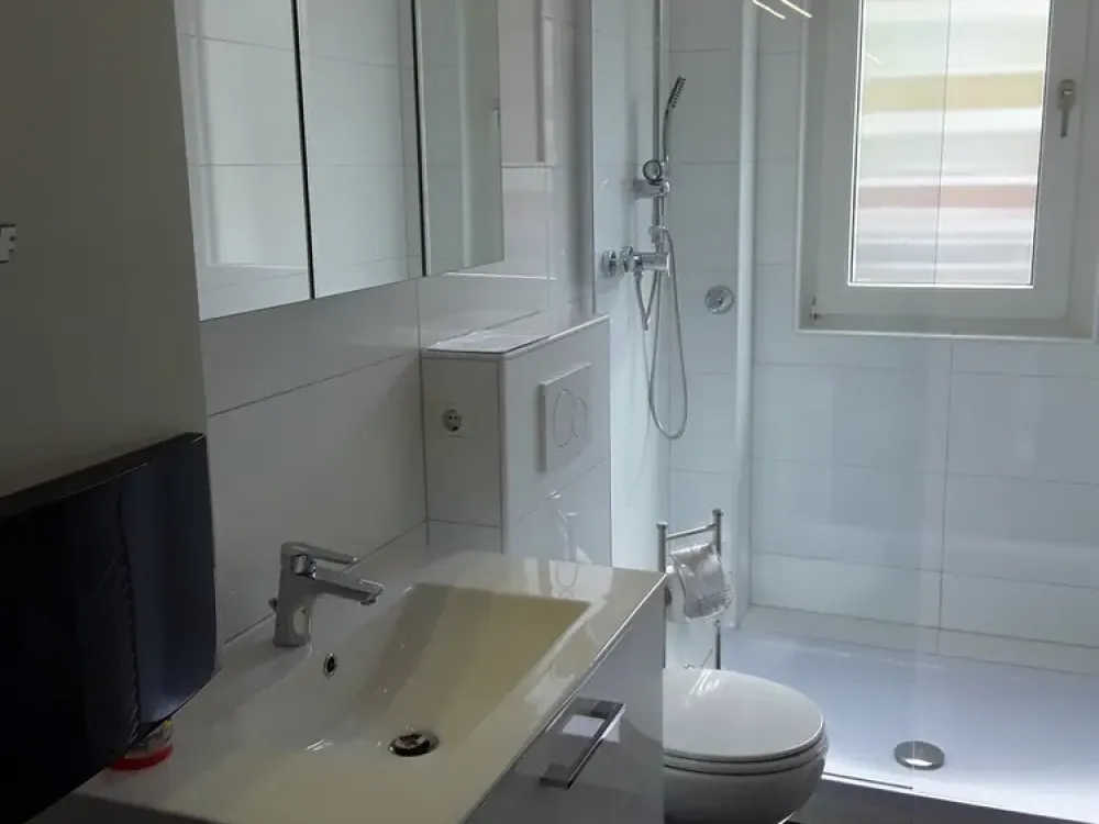 Sanierte Wohnung mit zwei Zimmern sowie Balkon und Einbauküche in Düsseldorf