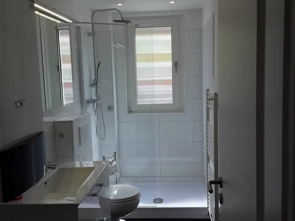 Sanierte Wohnung mit zwei Zimmern sowie Balkon und Einbauküche in Düsseldorf