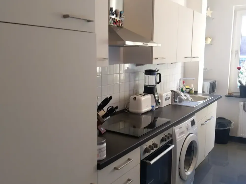 Sanierte Wohnung mit zwei Zimmern sowie Balkon und Einbauküche in Düsseldorf