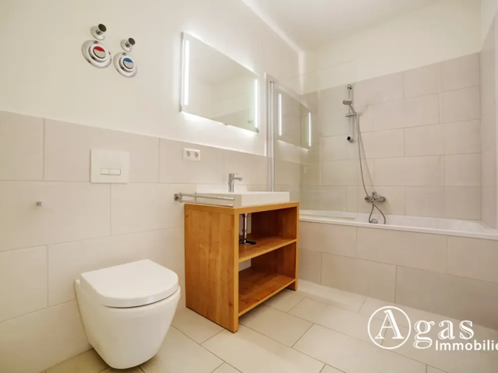 Sehr helle 2 Zimmer Wohnung mit ca. 54m², EBK und Balkon in Berlin-Mitte!