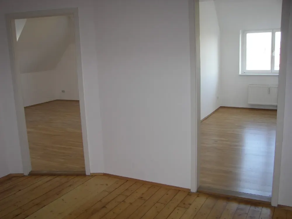 Charming 3-Room Apartment with Parquet Flooring in Popular Location of Leipzig-South