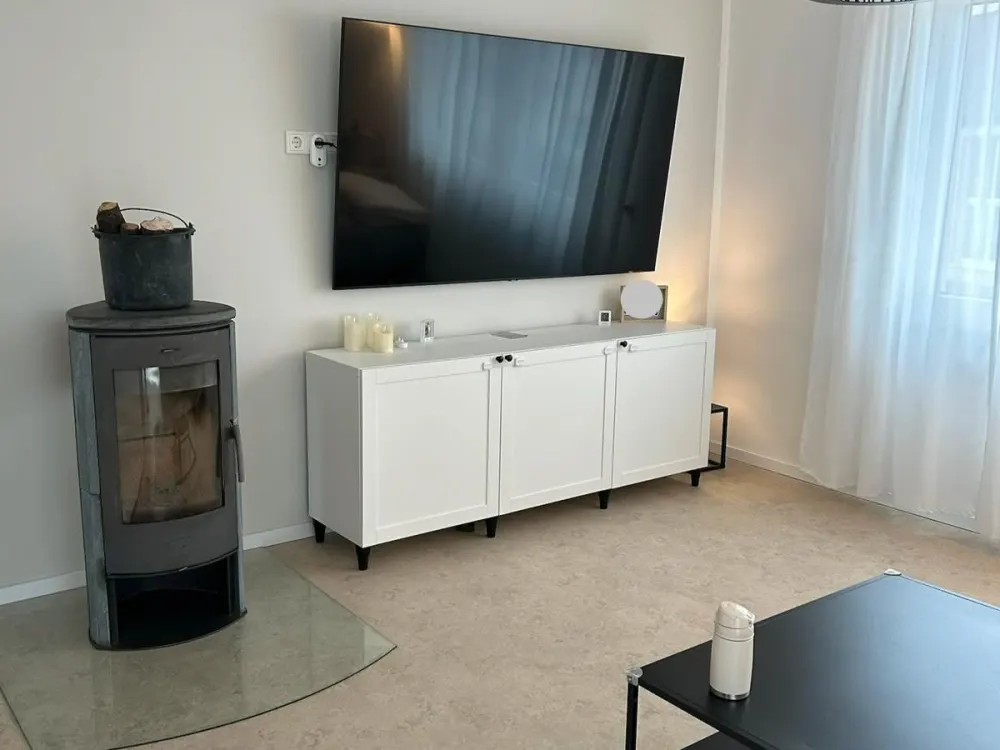 Modern, Renovated 3-Room Apartment with Fireplace