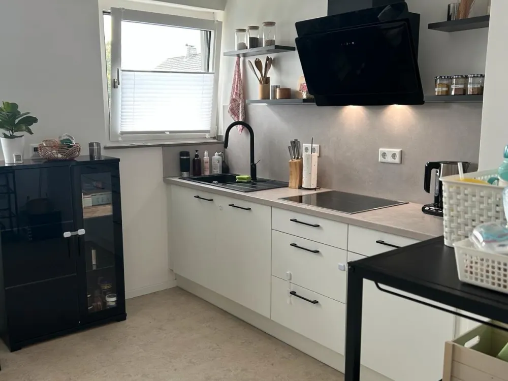 Modern, Renovated 3-Room Apartment with Fireplace