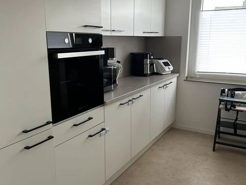 Modern, Renovated 3-Room Apartment with Fireplace