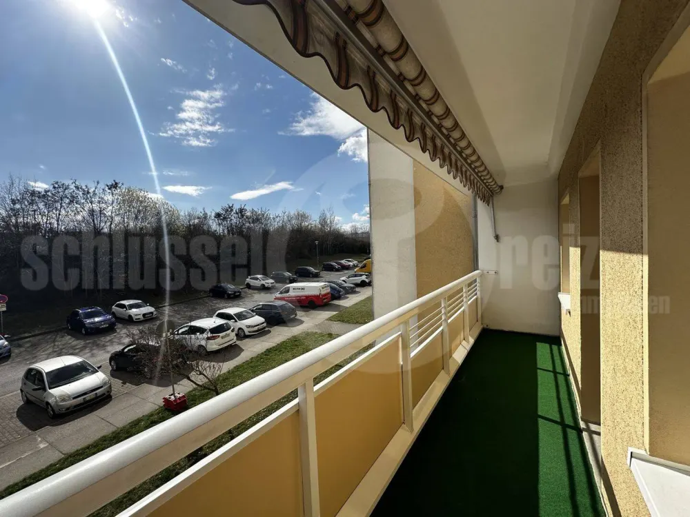 *Bezugsfreie 3-Raum-Wohnung im 1. OG mit Südbalkon, Tageslichtbad und Fernblick! PLUS: Wohnküche mit EBK!*