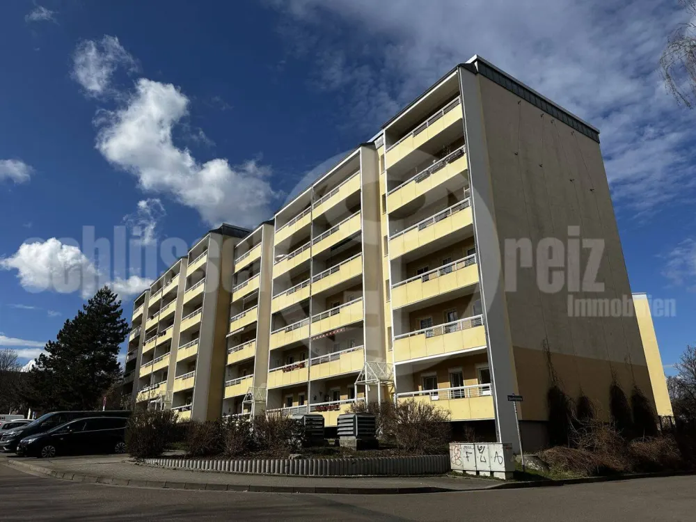 *Bezugsfreie 3-Raum-Wohnung im 1. OG mit Südbalkon, Tageslichtbad und Fernblick! PLUS: Wohnküche mit EBK!*