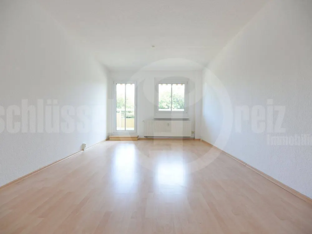 *Bezugsfreie 3-Raum-Wohnung im 1. OG mit Südbalkon, Tageslichtbad und Fernblick! PLUS: Wohnküche mit EBK!*
