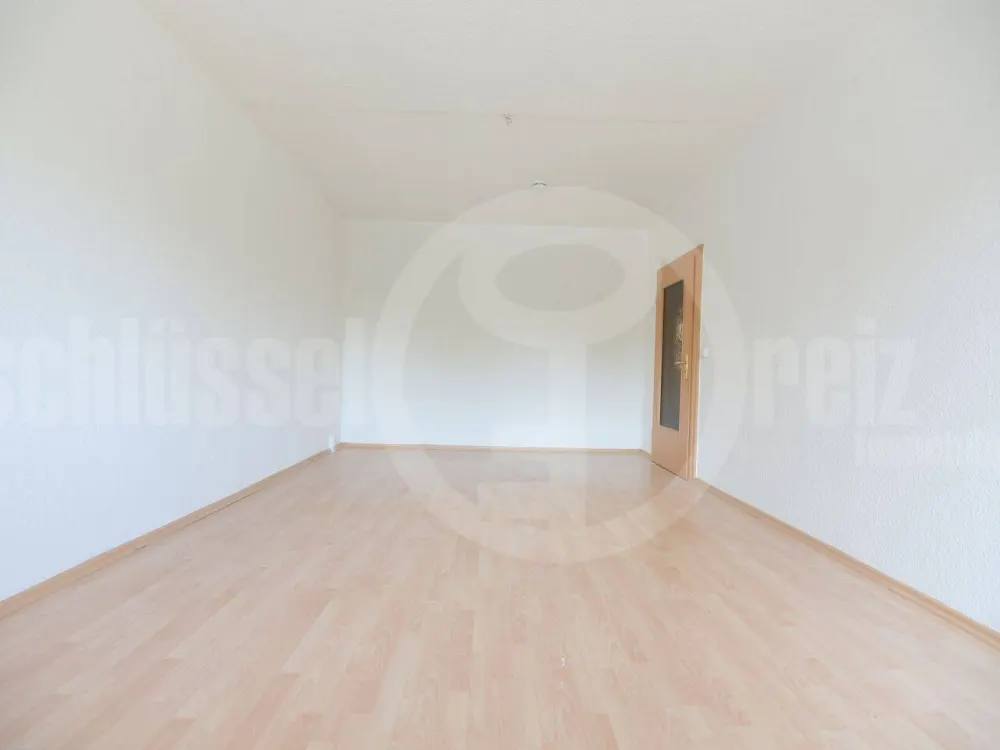 *Bezugsfreie 3-Raum-Wohnung im 1. OG mit Südbalkon, Tageslichtbad und Fernblick! PLUS: Wohnküche mit EBK!*