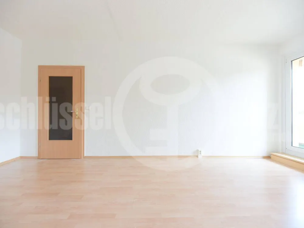 *Bezugsfreie 3-Raum-Wohnung im 1. OG mit Südbalkon, Tageslichtbad und Fernblick! PLUS: Wohnküche mit EBK!*